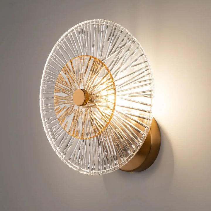 Applique murale aster en verre clair avec base métal doré et prismes en cristal pour une lumière chaude élégante moderne