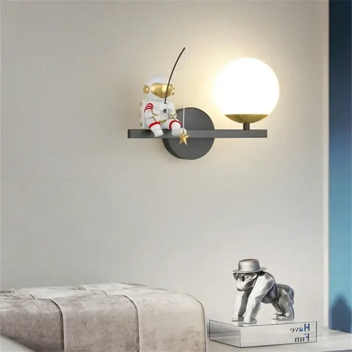 Applique murale astronaute qui pêche avec une boule blanche

