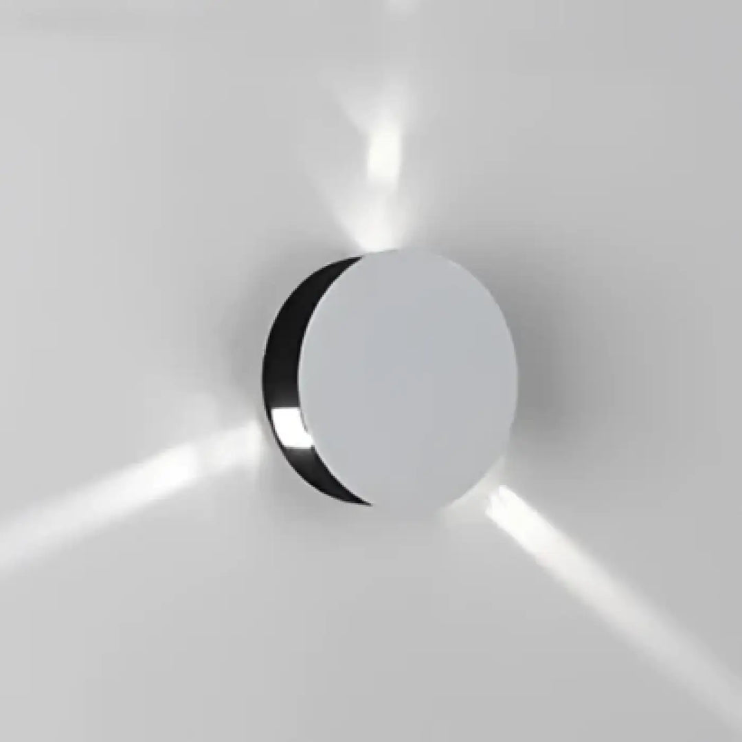 Applique murale contemporaine xelio en chrome avec design circulaire et trois faisceaux lumineux rayonnants