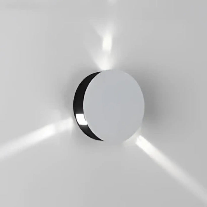 Applique murale contemporaine xelio en chrome avec design circulaire et trois faisceaux lumineux rayonnants