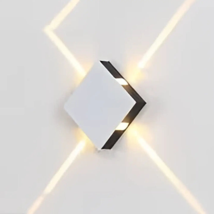 Applique murale contemporaine xelio en design géométrique blanc et noir émettant une lumière ambiante chaude