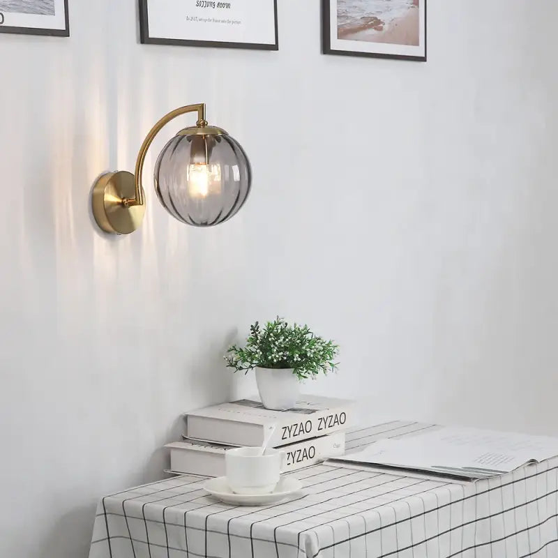 Applique Murale Avec Boule En Verre Teinté Élégant