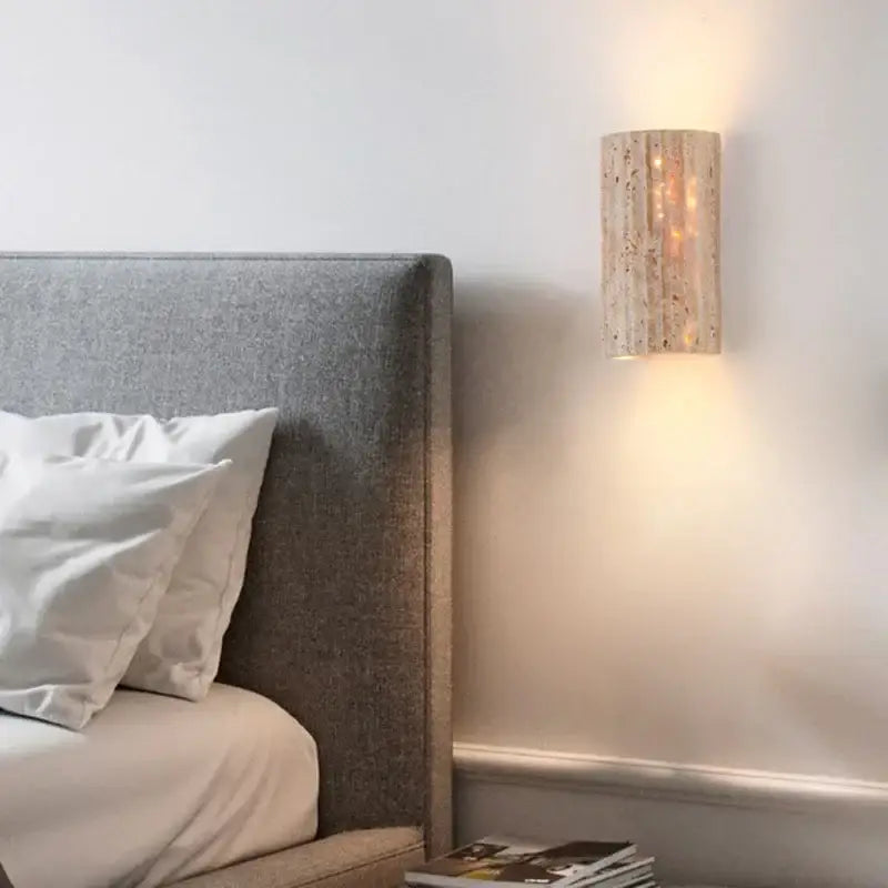 Applique murale beige avec une texture de pierre

