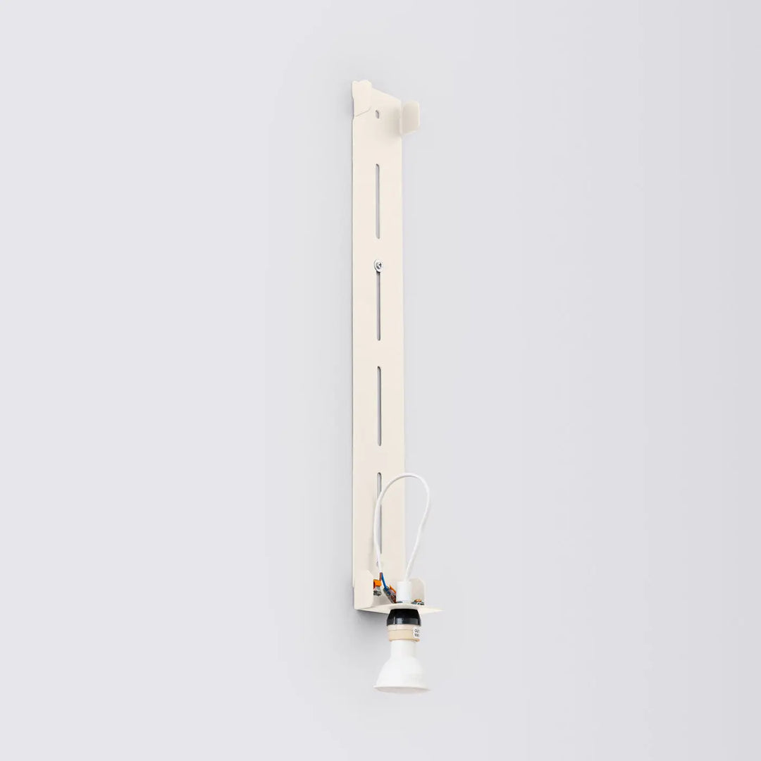 Applique murale beige avec support metal vertical et porte ampoule integre compose dappliques murales minimalistes collection freya