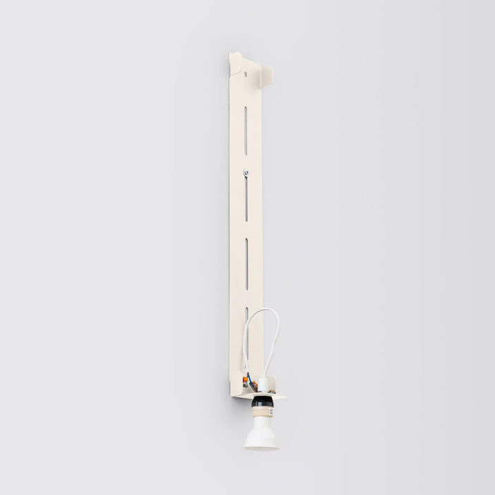Applique murale beige avec support metal vertical et porte ampoule integre compose dappliques murales minimalistes collection freya