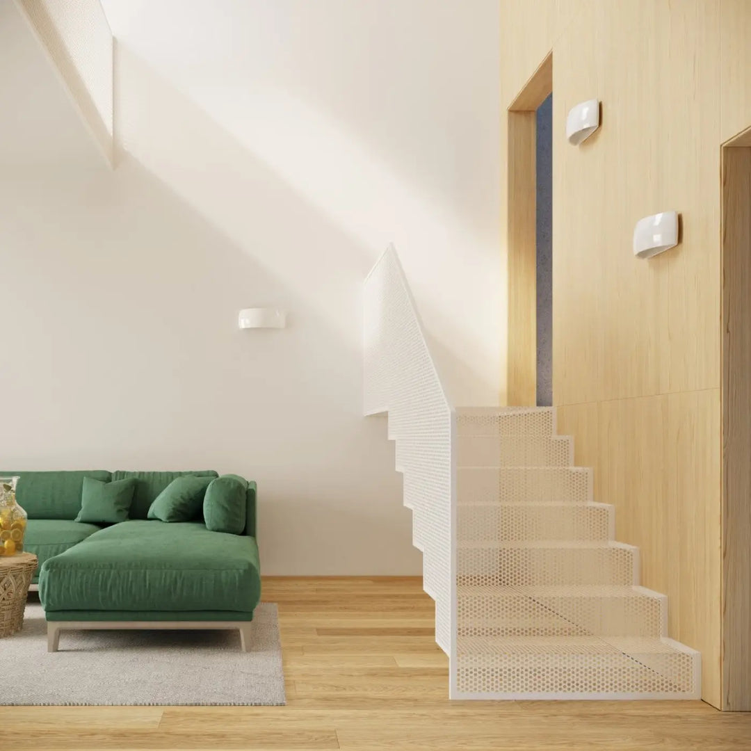 L’applique murale pontius blanc en métal perforé offre une lumière douce et un design minimaliste moderne
