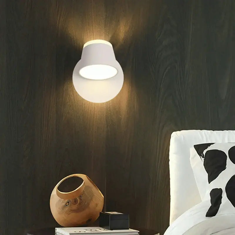 Applique Murale Blanche À Trois Abats Jours Pour Tête De Lit