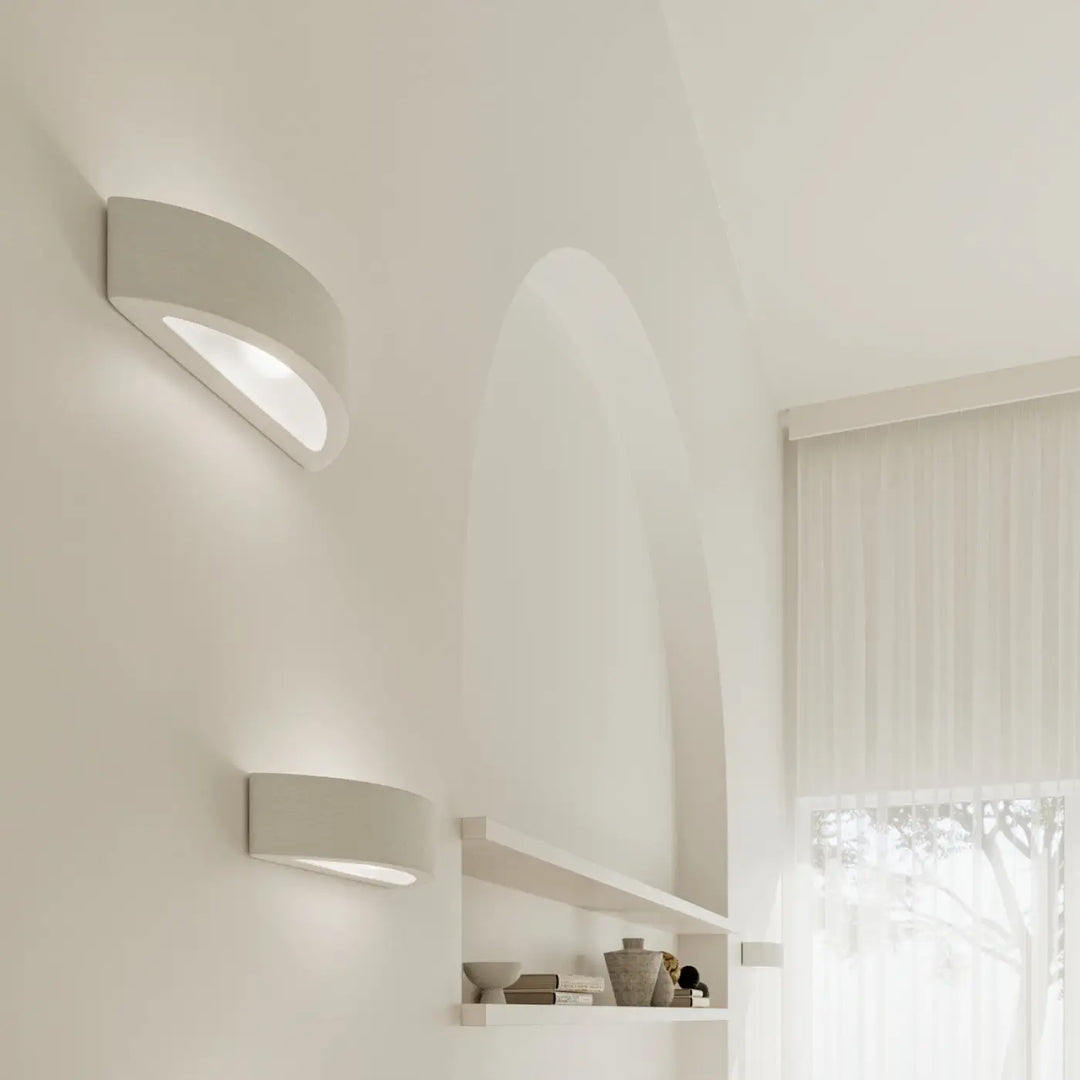 Applique murale atena 20 en céramique moderne off-white avec un design courbé et une belle lumière ambiante douce