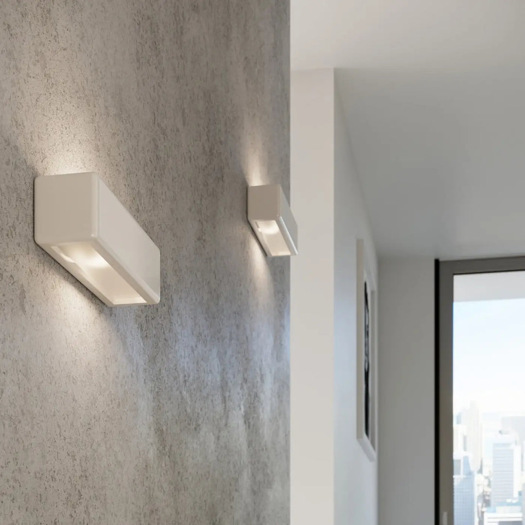 Applique murale nesta en céramique moderne blanche avec design minimaliste offrant une belle lumière
