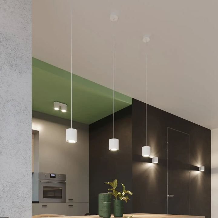 Trois kinkiet orbis blancs cylindriques suspendus avec cordons fins dans un style bois naturel moderne