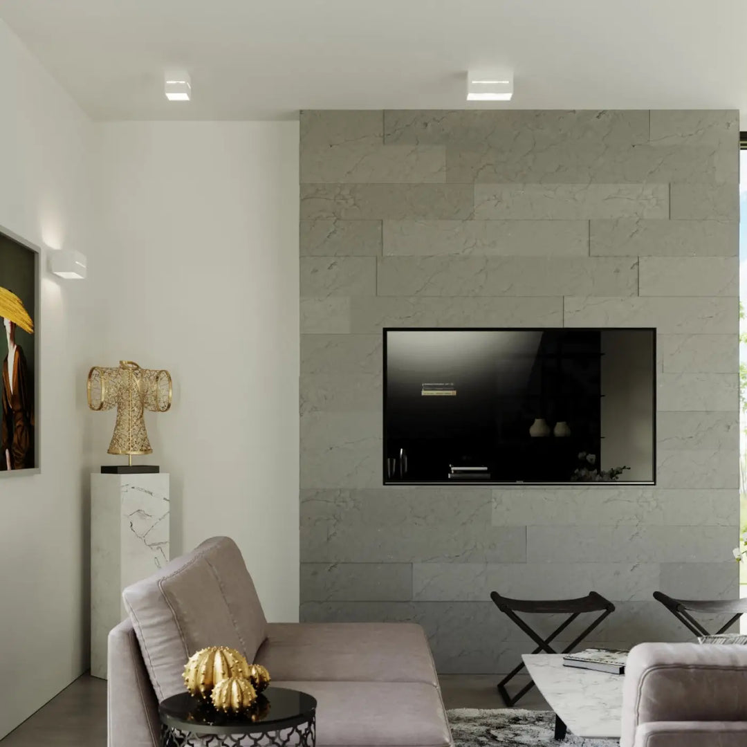 Applique murale moderne lobo maxi blanc avec téléviseur écran plat noir encadré monté sur mur en marbre gris