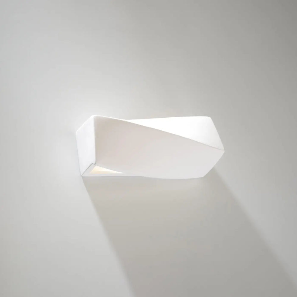 Applique murale céramique sigma mini blanche au design angulaire minimaliste offrant une belle lumière moderne