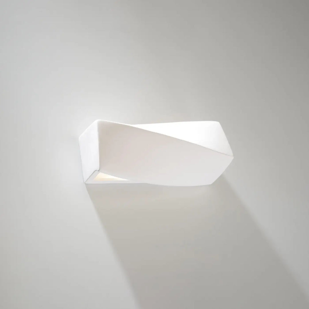 Applique murale céramique sigma mini blanche au design angulaire minimaliste offrant une belle lumière moderne
