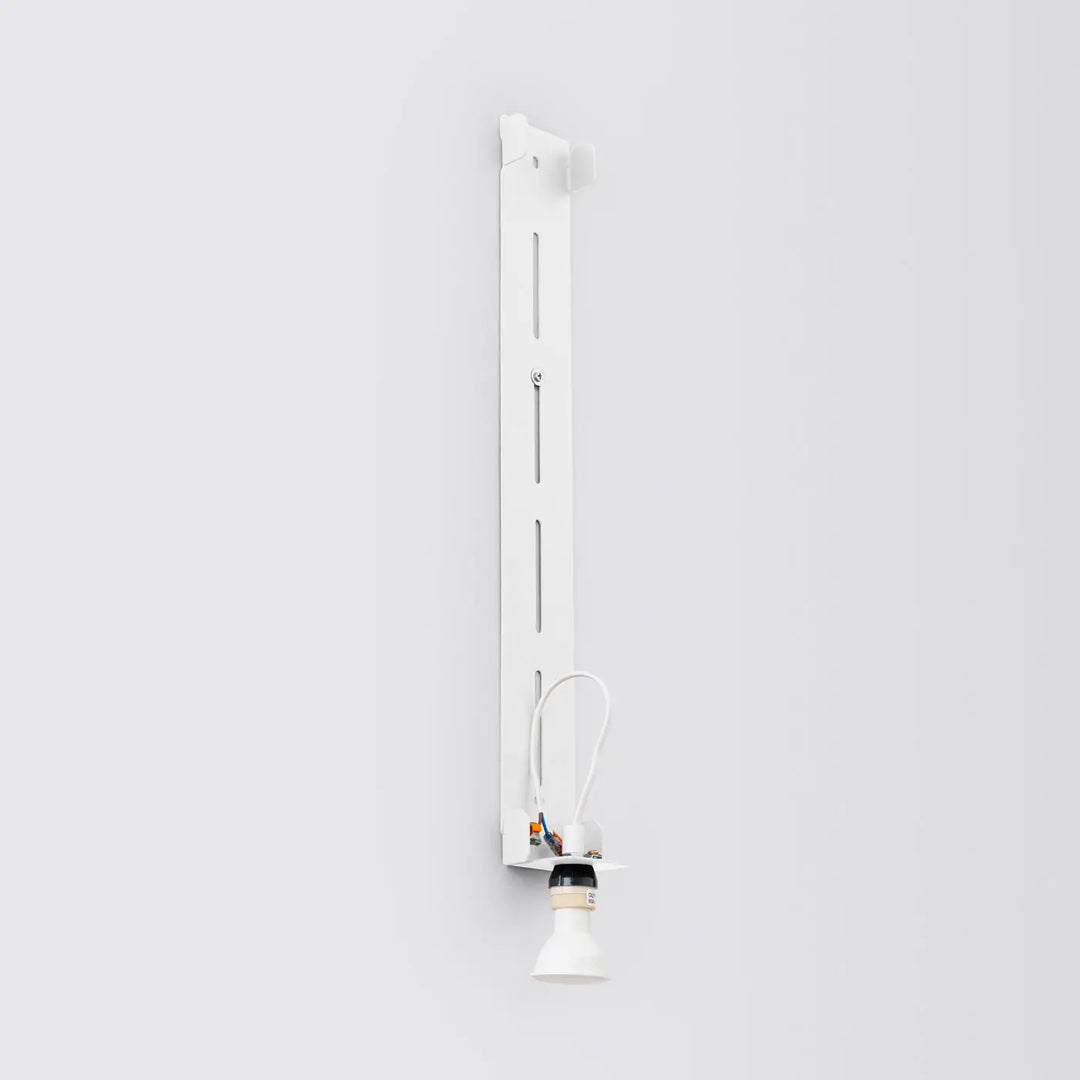 Applique murale freya 60 blanc avec design minimaliste et support métallique vertical de la collection cinq coloris