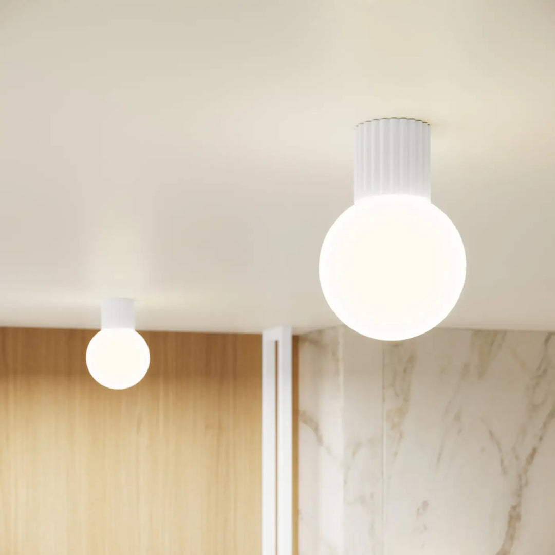 Applique murale lampe halo blanche avec sphère laiteuse et base cylindrique striée pour bureau décorative