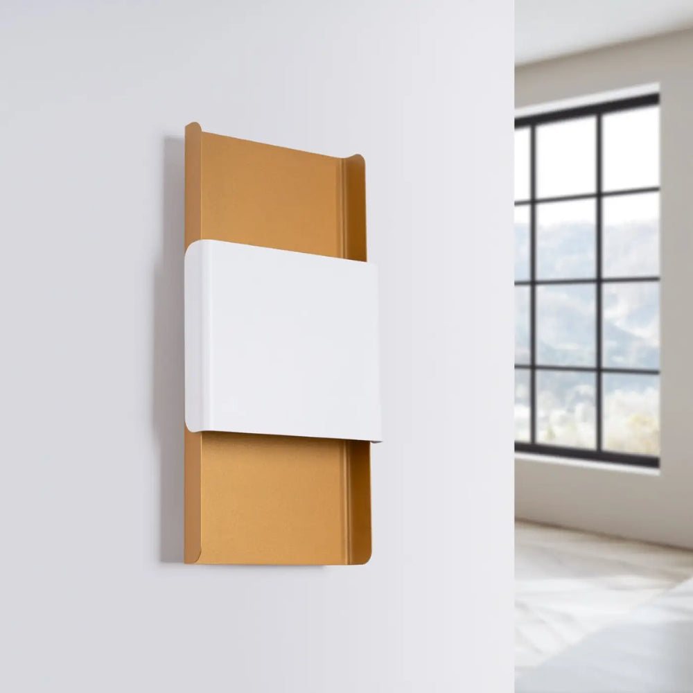 Applique murale durlin en métal doré avec panneau diffuseur blanc minimalisme rencontre variété dintérieurs