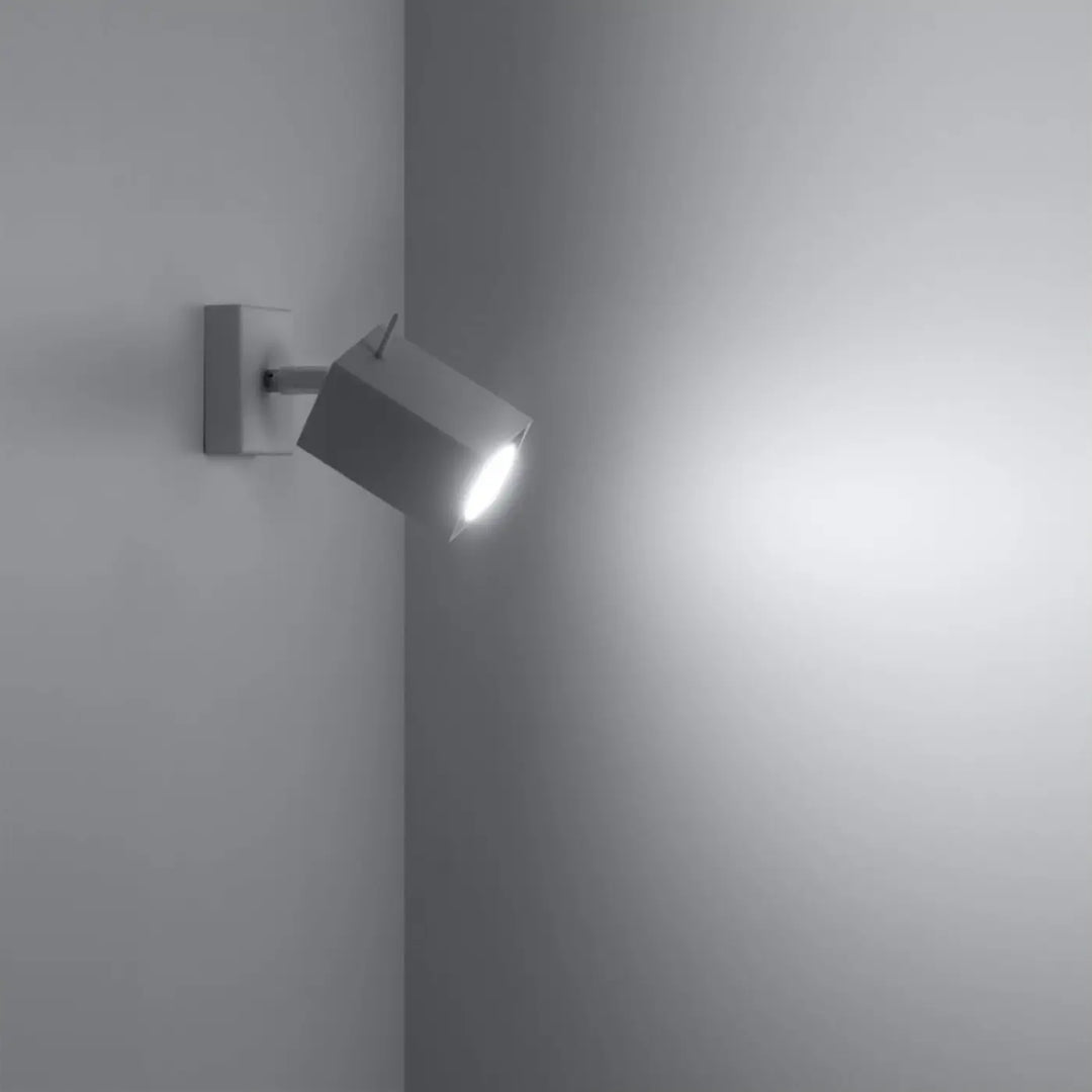 L’applique murale merida blanc avec spot ajustable en finition mate grise émet une lumière blanche éclatante