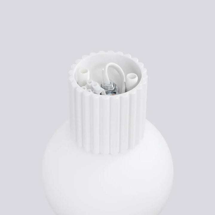Base de lampe halo blanche en céramique à rainures verticales avec borne métallique pour applique murale ip44 forme unique sphère laiteuse
