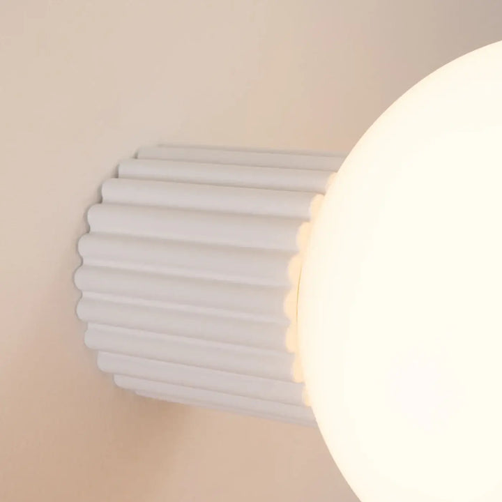 Applique murale ip44 lampe halo blanche avec sphère laiteuse en verre dépoli et corps cylindrique cannelé