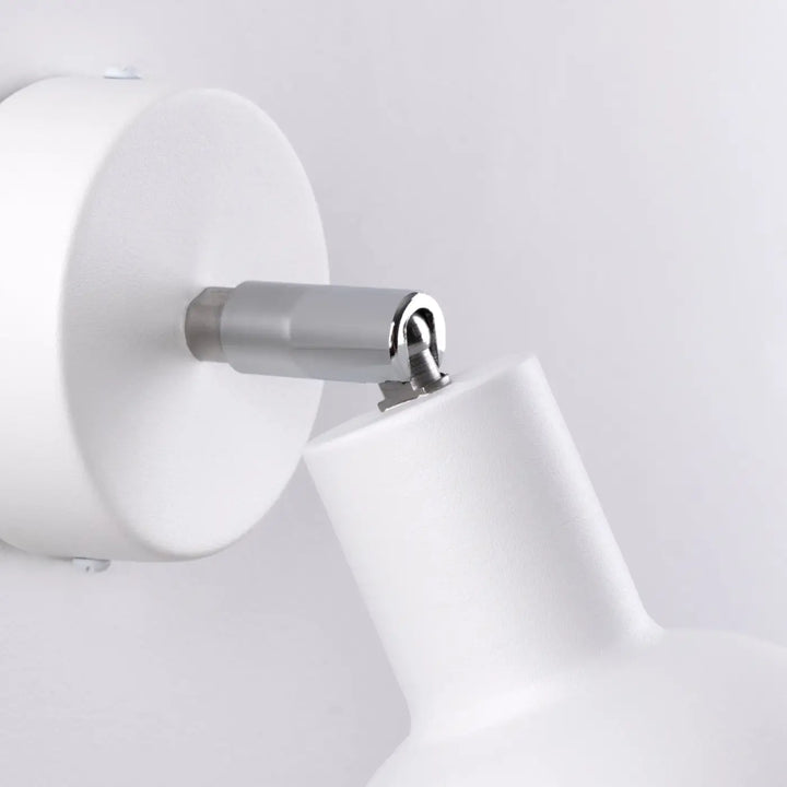 Applique murale lampe elba blanc mat avec bras chrome ajustable alliant minimalisme combiné et éléments subtils