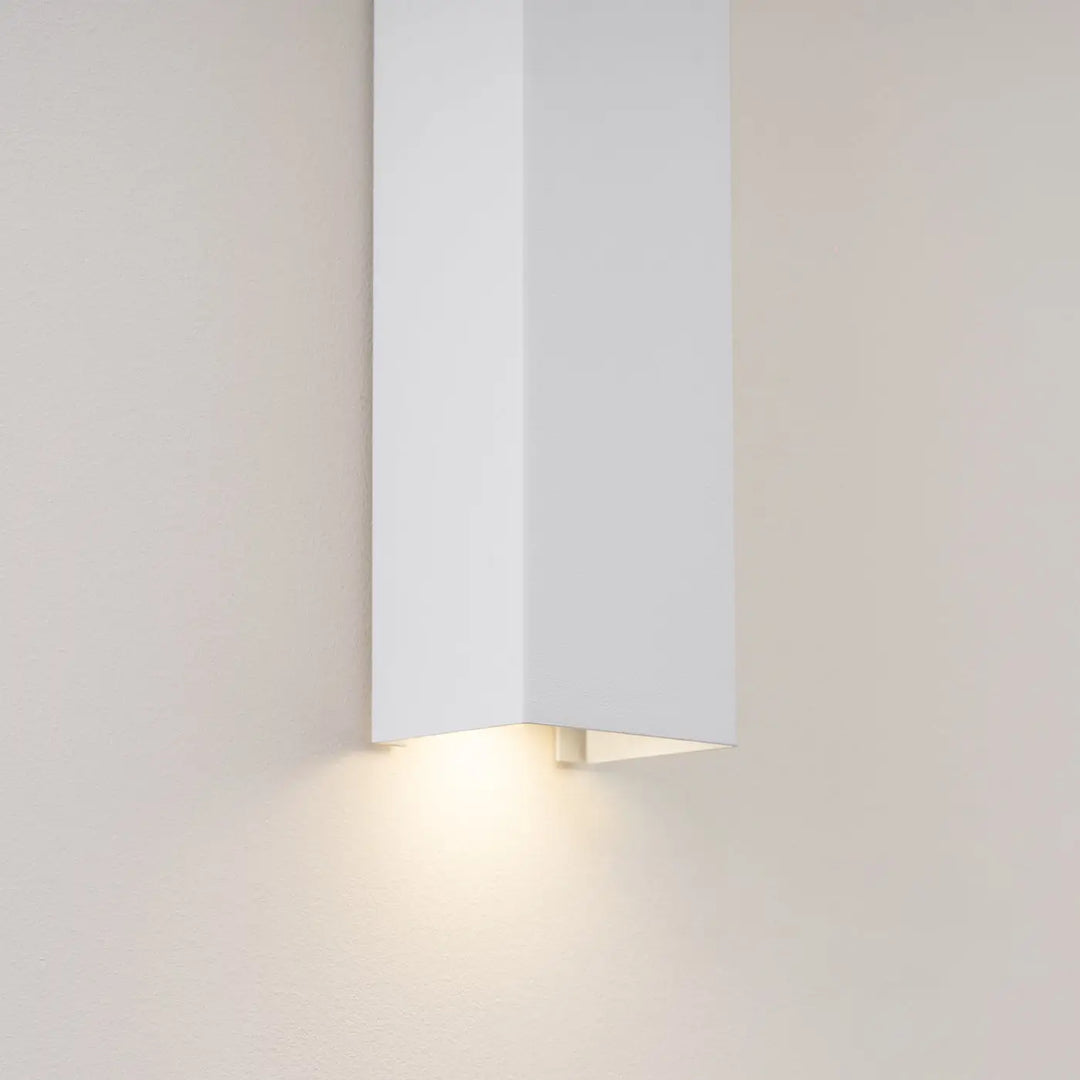 Applique murale freya 90 blanc minimaliste avec lumière douce orientée vers le bas de la collection cinq coloris