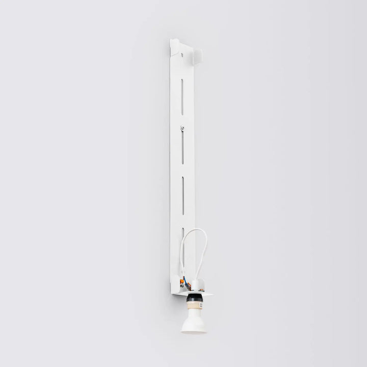Applique murale blanche freya 90 en métal avec support vertical minimaliste de la collection compose d’appliques murales cinq coloris