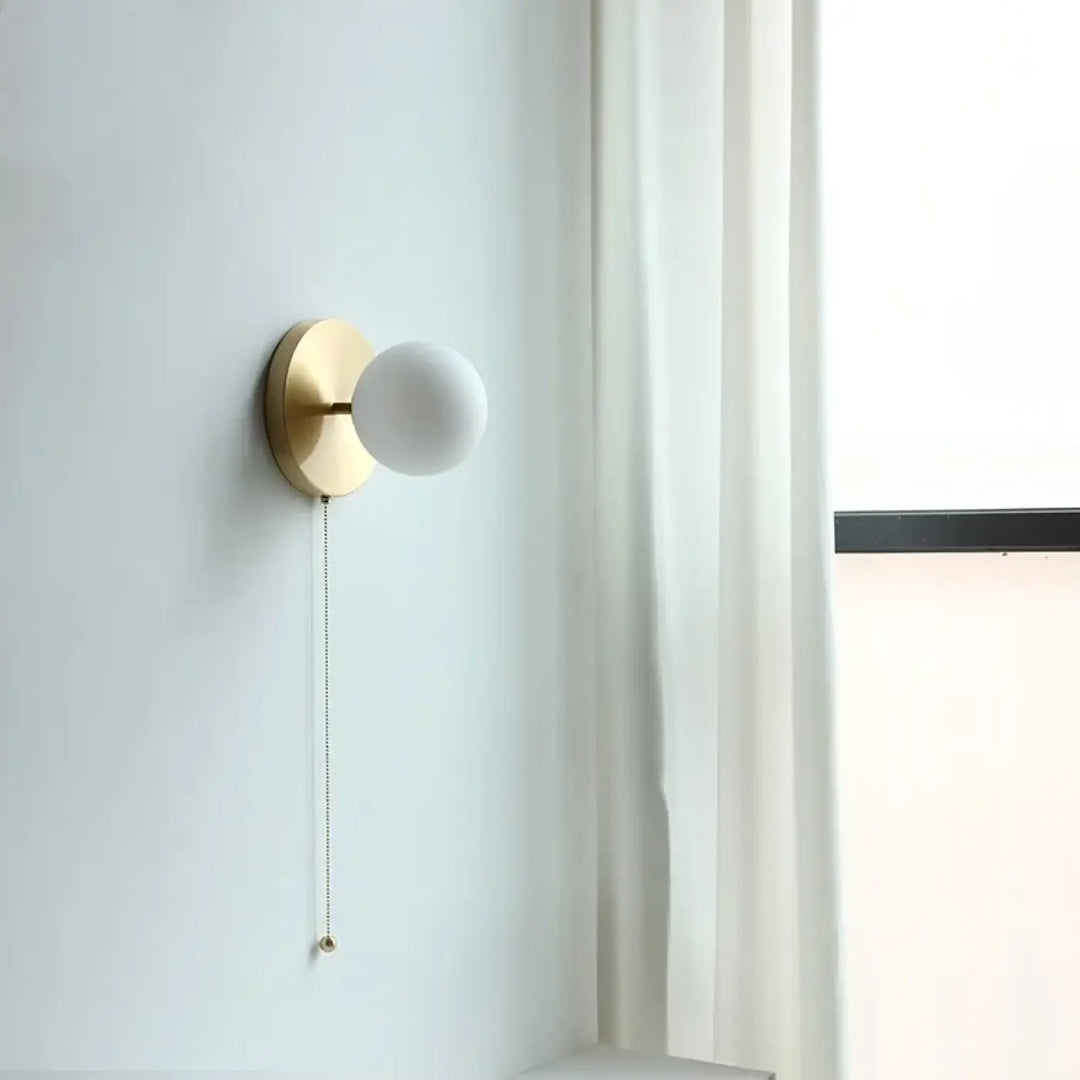 Applique murale en bois avec globe lumineux blanc style scandinave