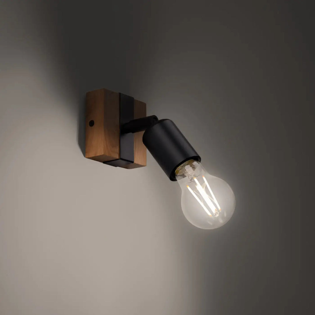 Applique murale zuca noir avec ampoules décoratives visibles et bras en métal noir sur base en bois rustique
