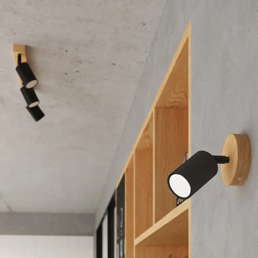 Applique murale verdo noir avec spot cylindrique en bois naturel pour un design moderne et élégant