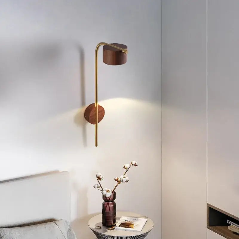 Applique murale en bois moderne avec une tête orientable à LED

