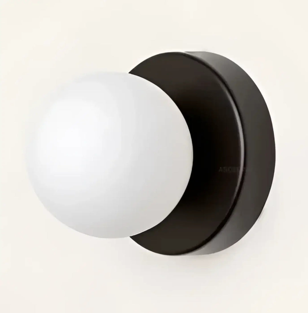 Applique Murale Boule Blanche Avec Support Coloré Design