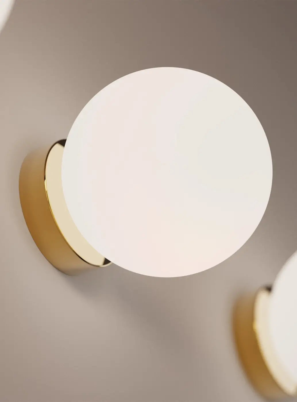 Applique Bola Sphere à globe en verre opale dans un intérieur