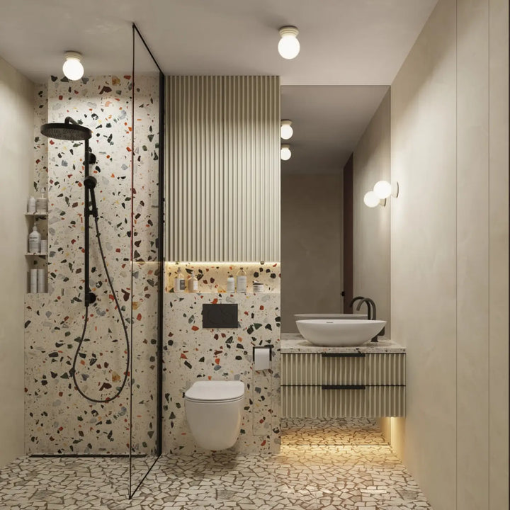 Applique murale zori beige dans une salle de bain moderne avec murs terrazzo et belle décoration éclairée par lampe zori
