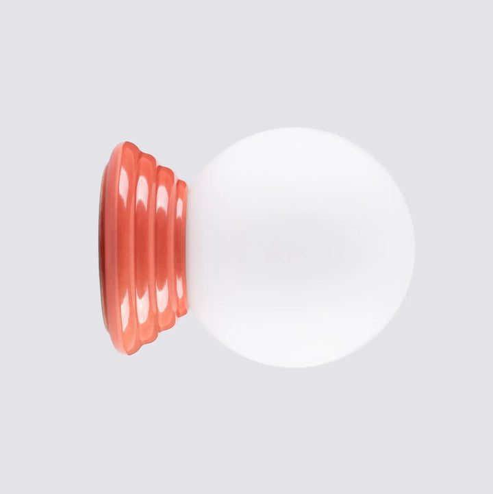 Applique murale lampe zori avec base corail cannelée brillante et globe de verre blanc pour une belle décoration aux qualités esthétiques