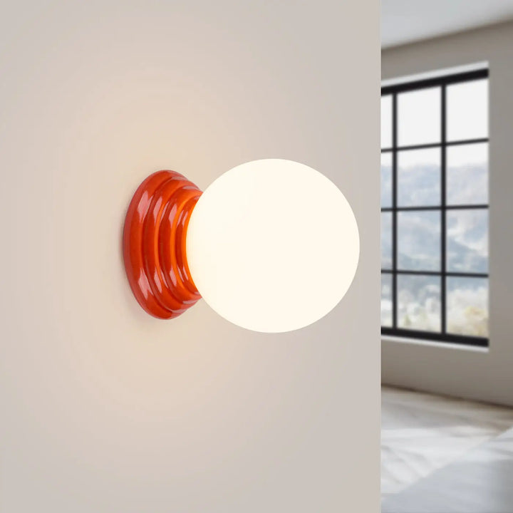 Applique murale zori en verre orange vif avec abat-jour sphérique blanc givré pour une belle décoration aux qualités esthétiques