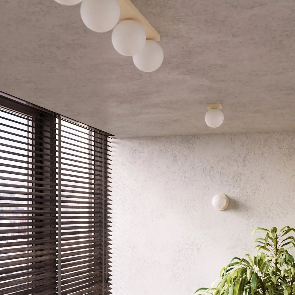 Applique murale Yoli beige à boule en verre, allumée