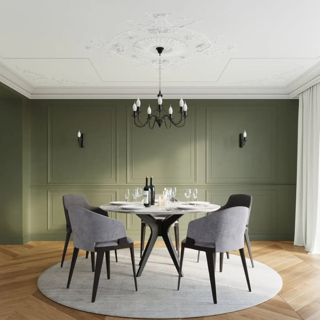 Table ronde en marbre avec base en métal noir et 4 chaises grises en tissu pour décoration intérieure style glamour