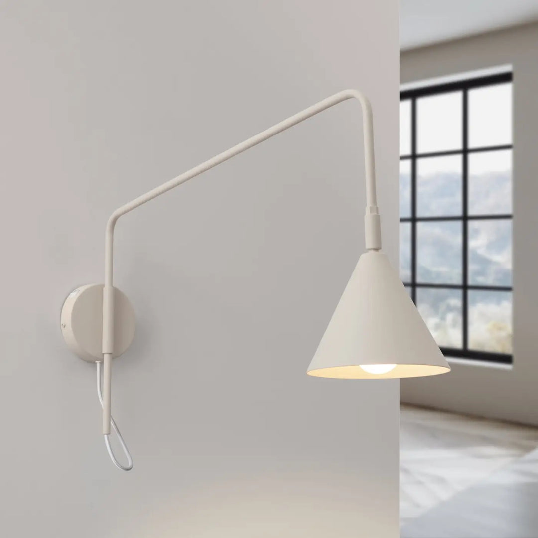 Applique Murale beige allumée, vue rapprochée
