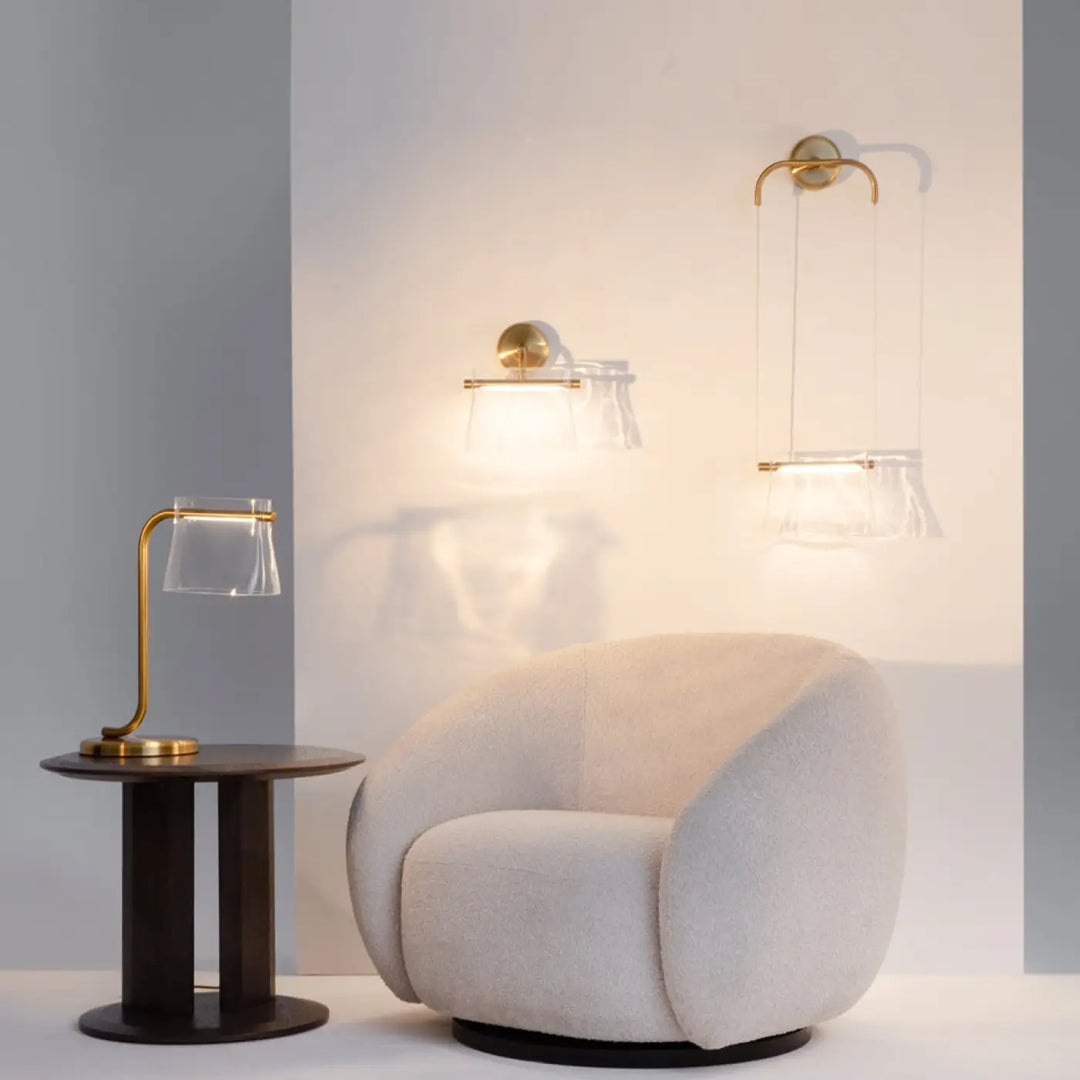 Applique murale cabaret en verre transparent avec fauteuil en tissu crème au design moderne arrondi
