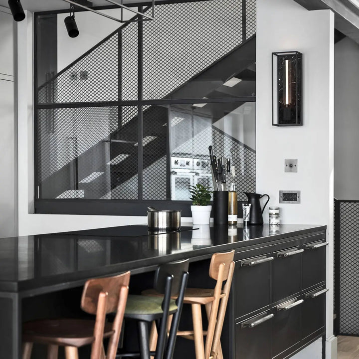 Applique murale Caged Large en marbre noir dans un intérieur #couleur_noir