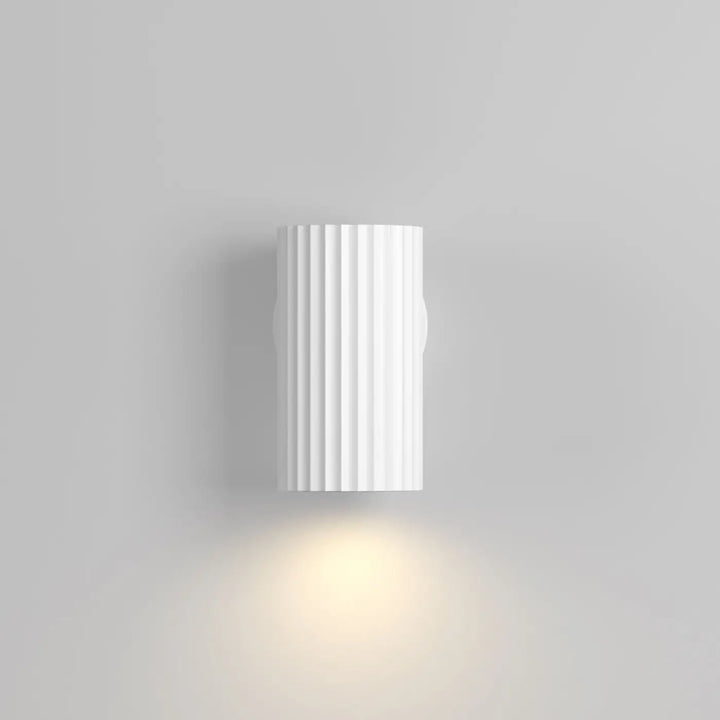 Applique murale calipso blanche en cylindre cannelé avec un design moderne et épuré en matériau stratifié
