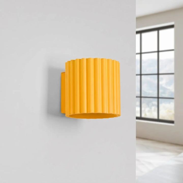 Applique murale jaune éteinte, vue rapprochée
