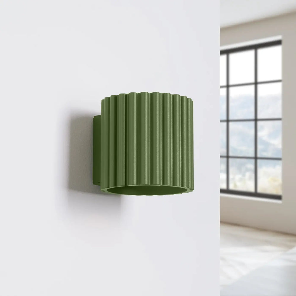 Applique murale Aura vert olive en aluminium cannelé, éteinte