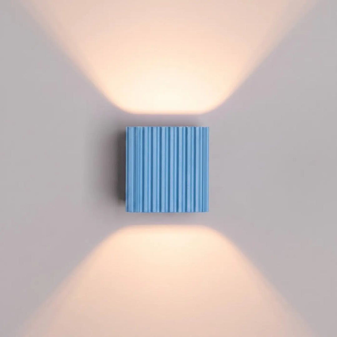 Applique murale Riff carrée en aluminium bleu azur, détail des cannelures