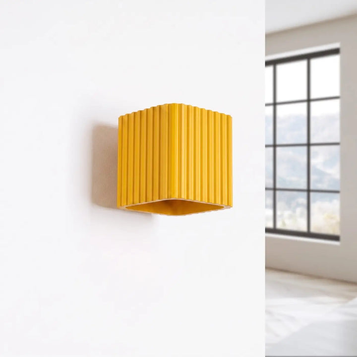 Applique murale Riff carrée en aluminium jaune, éteinte