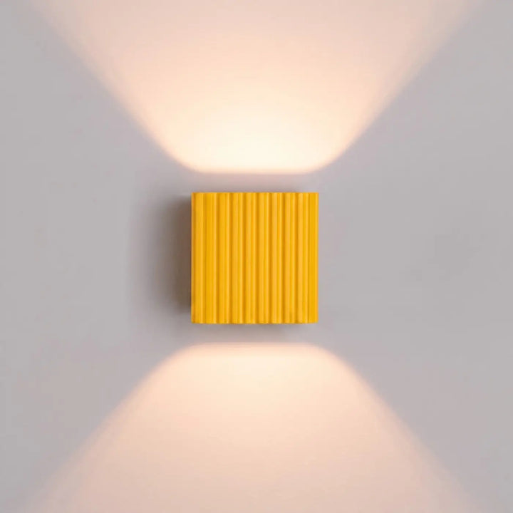 Applique murale Riff carrée en aluminium jaune, détail des cannelures