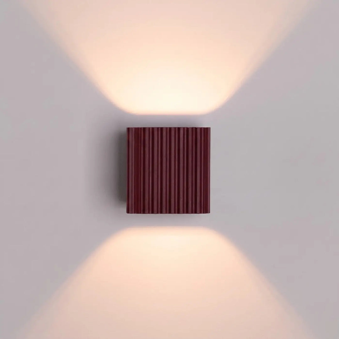 Applique murale Riff carrée en aluminium bordeaux, détail des cannelures