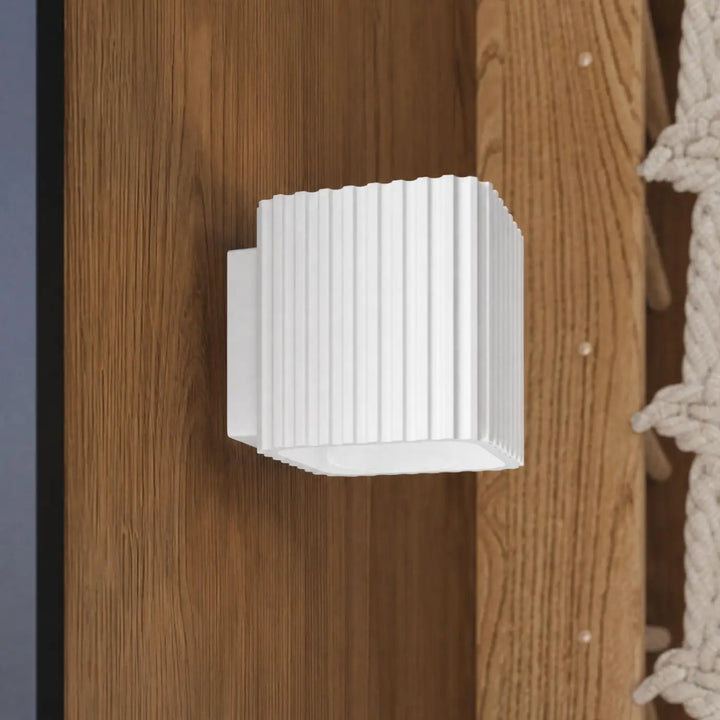 Applique murale Riff carrée en aluminium blanc, fixée au mur, vue rapprochée