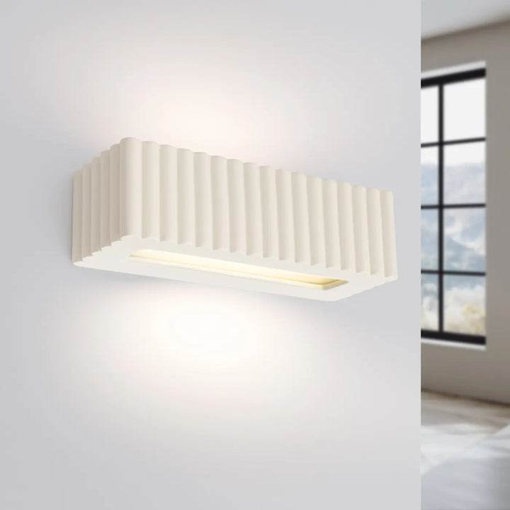 Applique murale beige allumée