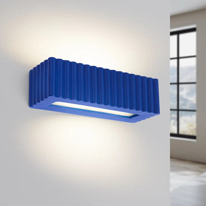 Applique murale outremer allumée